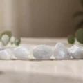Pierre de lune : signification, bienfaits et mes conseils pour la choisir