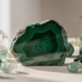 Malachite : une pierre de transformation et de guérison émotionnelle profonde