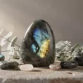 Labradorite : la pierre de protection par excellence, tout savoir