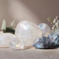 Moonstone et Pierre de lune bleue : les différences que l&rsquo;on ignore souvent