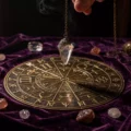 Radiesthésie et pendule cristal : guide de débutant pour les premières questions